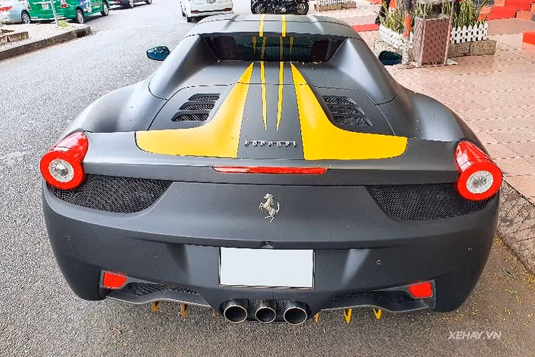 Về truyền động, Ferrari 458 Spider sở hữu khối động cơ V8 4.5L hút khí tự nhiên, cho ra công suất tối đa 562 mã lực tại 9.000 vòng/phút và 540 Nm mô-men xoắn tại 6.000 vòng/phút. Đi kèm với đó còn là hộp số ly hợp kép 7 cấp Getrag. Từ đó, "siêu ngựa" mui trần này có thể tăng tốc từ 0 - 100 km/h với 3,4 giây trước khi đạt vận tốc tối đa 320 km/h.