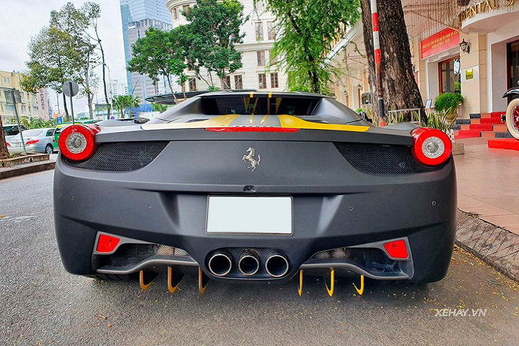Tuy sở hữu trong mình vẻ đẹp khó cưỡng nhưng thực tế, Ferrari 458 Spider lại có số lượng xe lăn bánh khá ít ỏi tại Việt Nam. Điều này hoàn toàn trái ngược với hoàn cảnh của mẫu 488 Spider, mẫu xe kế nhiệm 458 Spider.