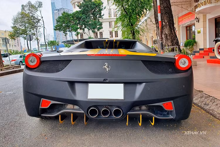 Tuy sở hữu trong mình vẻ đẹp khó cưỡng nhưng thực tế, Ferrari 458 Spider lại có số lượng xe lăn bánh khá ít ỏi tại Việt Nam. Điều này hoàn toàn trái ngược với hoàn cảnh của mẫu 488 Spider, mẫu xe kế nhiệm 458 Spider.