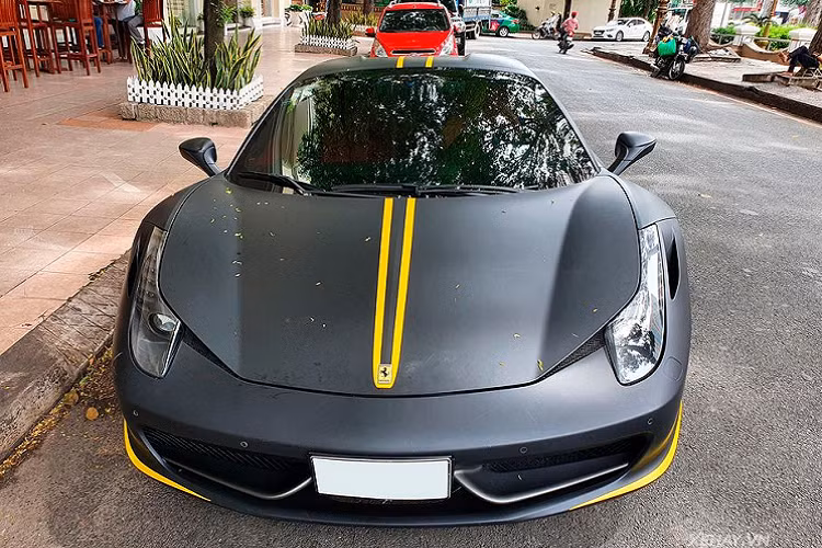 Chiếc Ferrari 458 Spider mui trần này được đưa về nước hồi tháng 7/2019. Nguyên bản, chiếc xe có màu sơn ngoại thất trắng tinh khôi với bộ mâm màu tối và kẹp phanh màu vàng. Tuy nhiên, sau một thời gian "ở ẩn", siêu phẩm này đã quay trở lại trong một diện mạo hoàn toàn mới với lớp đề-can ngoại thất màu xám kèm những đường line màu vàng nổi bật, khá giống với cách phối màu của chiếc F430 Scuderia đình đám.