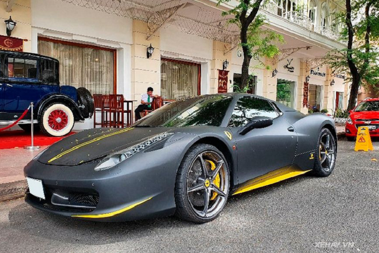 Nếu như bạn còn nhớ thì đây là một trong 2 chiếc siêu xe Ferrari 458 Spider cực hiếm tại Việt Nam. Nếu như chiếc 458 Spider đầu tiên từng thuộc sở hữu của ông chủ Tập đoàn Trung Nguyên thì chiếc thứ 2 trong bài viết lại thuộc về một hot girl xinh đẹp ở TP HCM.