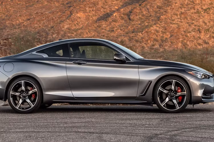 Về kiểu dáng, Infiniti Q60 thế hệ mới không có gì thay đổi so với đời cũ. Phiên bản Luxe có thêm 3 tùy chọn màu sơn ngoại thất mới là Grand Blue, Slate Grey và Dynamic Sunstone Red. Phiên bản Red Sport 400 chỉ được bổ sung thêm màu Slate Grey.