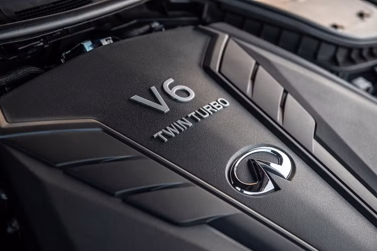 Infiniti Q60 tại Mỹ tiếp tục được trang bị động cơ tăng áp kép 3.0L, phiên bản Pure và Luxe có công suất 300 mã lực và mô-men xoắn cực đại 400 Nm. Đối với phiên bản Red Sport 400, Infiniti điều chỉnh lại động cơ giúp tạo ra 400 mã lực và 475 Nm. Cả 3 phiên bản đều sử dụng hộp số tự động 7 cấp với hệ dẫn động cầu sau. Nếu muốn có hệ dẫn động 4 bánh, khách hàng cần chi thêm 2.000 USD.