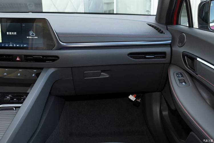 Nhìn chung, không gian nội thất của xe vẫn mang tới cảm giác cao cấp, thể thao và bằng phẳng nhờ các chi tiết đều được bọc nhựa mềm và da.