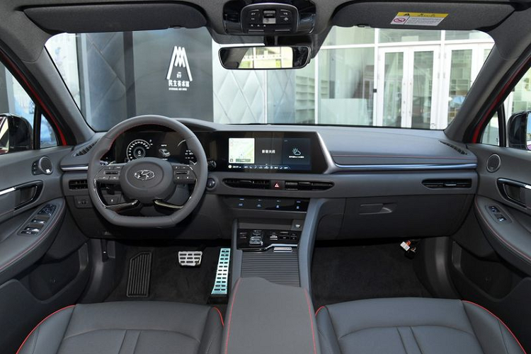 Về thiết kế tổng thể, Hyundai Sonata 2020 mới phiên bản trục cơ sở dài sẽ không có nhiều sự khác biệt so với các phiên bản thương mại khác. Ngoài việc gia tăng chiều dài của xe, Hyundai chỉ thay đổi lại một số thiết kế ở ngoại thất như ở phần đầu xe đã lược bỏ đi thanh crome hình chữ U ở cản dưới, mang tới cái nhìn có phần liền mạch hơn hay bộ khuếch tán sau và ống xả đôi kiểu dáng mới.