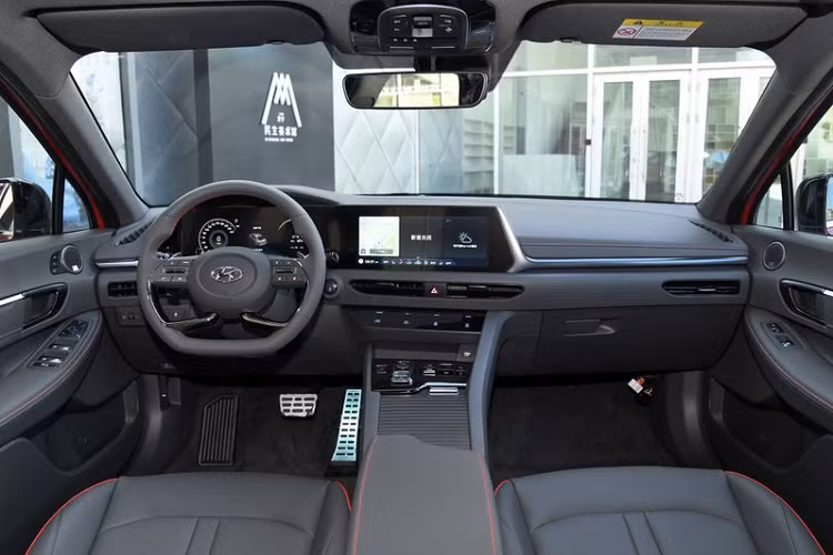 Về thiết kế tổng thể, Hyundai Sonata 2020 mới phiên bản trục cơ sở dài sẽ không có nhiều sự khác biệt so với các phiên bản thương mại khác. Ngoài việc gia tăng chiều dài của xe, Hyundai chỉ thay đổi lại một số thiết kế ở ngoại thất như ở phần đầu xe đã lược bỏ đi thanh crome hình chữ U ở cản dưới, mang tới cái nhìn có phần liền mạch hơn hay bộ khuếch tán sau và ống xả đôi kiểu dáng mới.