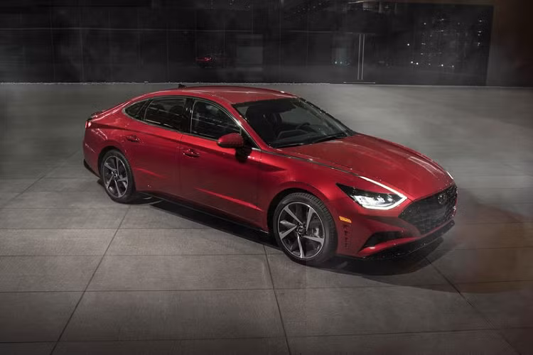 Bên cạnh đó, mẫu xe này cũng được trang bị sẵn 2 màn hình kỹ thuật số cho tác vụ giải trí và đồng hồ công-tơ-mét với thiết kế liền mạch ấn tượng…