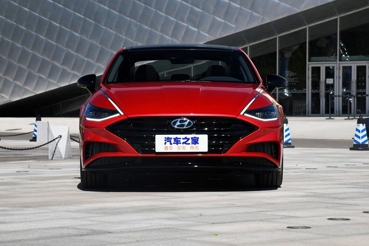 Đúng như tên gọi, Hyundai Sonata 2020 bản dành cho thị trường Trung Quốc được nới số đo chiều dài tổng thể hơn 55 mm và chiều dài cơ sở 50 mm so với các phiên bản khác, nâng chiều dài tổng thể của xe lên mức 4.955 mm và 2.890 mm chiều dài cơ sở.