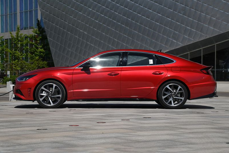 Được biết, Sonata trục cơ sở dài sẽ sử dụng 2 tuỳ chọn động cơ, bao gồm động cơ SmartStream 1.5 Turbo và 2.0 Turbo, sản sinh ra công suất tối đa từ 170 – 240 mã lực. Đi kèm với đó là trang bị hộp số DCT 7 cấp và 8 cấp cho 2 biến thể. Mức giá xe Hyundai Sonata 2020 tại thị trường Trung Quốc vẫn chưa công bố chính thức.