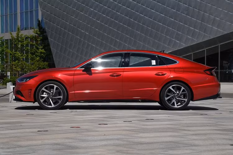 Được biết, Sonata trục cơ sở dài sẽ sử dụng 2 tuỳ chọn động cơ, bao gồm động cơ SmartStream 1.5 Turbo và 2.0 Turbo, sản sinh ra công suất tối đa từ 170 – 240 mã lực. Đi kèm với đó là trang bị hộp số DCT 7 cấp và 8 cấp cho 2 biến thể. Mức giá xe Hyundai Sonata 2020 tại thị trường Trung Quốc vẫn chưa công bố chính thức.