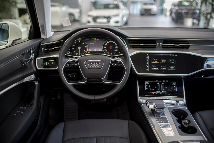 Gương chiếu hậu có chức năng sấy, chống chói tự động, chỉnh điện, gập điện và ghi nhớ vị trí. Đuôi xe thiết kế ba chiều, bản Audi A6 45 TFSI xuất hiện một thanh nẹp mạ crom cỡ lớn ở đuôi xe, nối thông hai cụm đèn hậu LED. Nếu như trước đây hai ống xả phía sau là hình tròn thì hiện tại bộ phận này thiết kế hình thang.