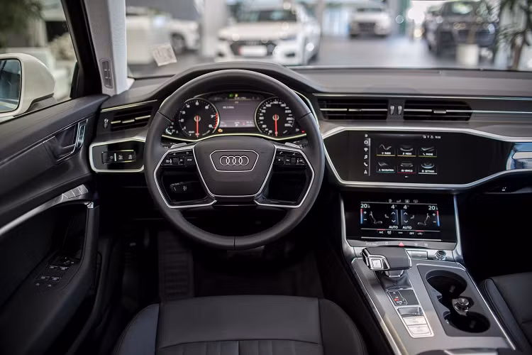 Gương chiếu hậu có chức năng sấy, chống chói tự động, chỉnh điện, gập điện và ghi nhớ vị trí. Đuôi xe thiết kế ba chiều, bản Audi A6 45 TFSI xuất hiện một thanh nẹp mạ crom cỡ lớn ở đuôi xe, nối thông hai cụm đèn hậu LED. Nếu như trước đây hai ống xả phía sau là hình tròn thì hiện tại bộ phận này thiết kế hình thang.