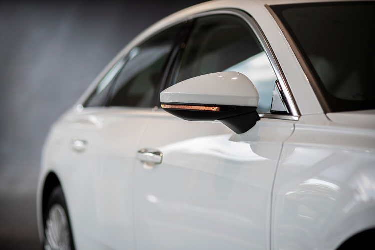 Phần đầu xe gây ấn tượng với lưới tản nhiệt khung đơn mạ crom, rộng, chiếm trọn mũi xe. Cụm đèn LED ma trận với khả năng chiếu sáng tầm xa độ phân giải cao. Tuỳ từng phiên bản mà kiểu dáng hốc gió có sự thay đổi. Thân xe kết hợp cấu trúc hợp kim nhôm, thép, tạo ra độ cứng, chắc tuyệt đối. Thân xe có các đường gân nổi trên vòm bánh xe. Bộ mâm đa chấu kích thước 18 inch gây ấn tượng mạnh với người đối diện.