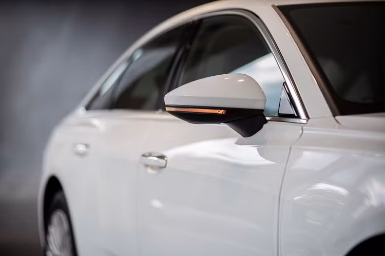 Phần đầu xe gây ấn tượng với lưới tản nhiệt khung đơn mạ crom, rộng, chiếm trọn mũi xe. Cụm đèn LED ma trận với khả năng chiếu sáng tầm xa độ phân giải cao. Tuỳ từng phiên bản mà kiểu dáng hốc gió có sự thay đổi. Thân xe kết hợp cấu trúc hợp kim nhôm, thép, tạo ra độ cứng, chắc tuyệt đối. Thân xe có các đường gân nổi trên vòm bánh xe. Bộ mâm đa chấu kích thước 18 inch gây ấn tượng mạnh với người đối diện.