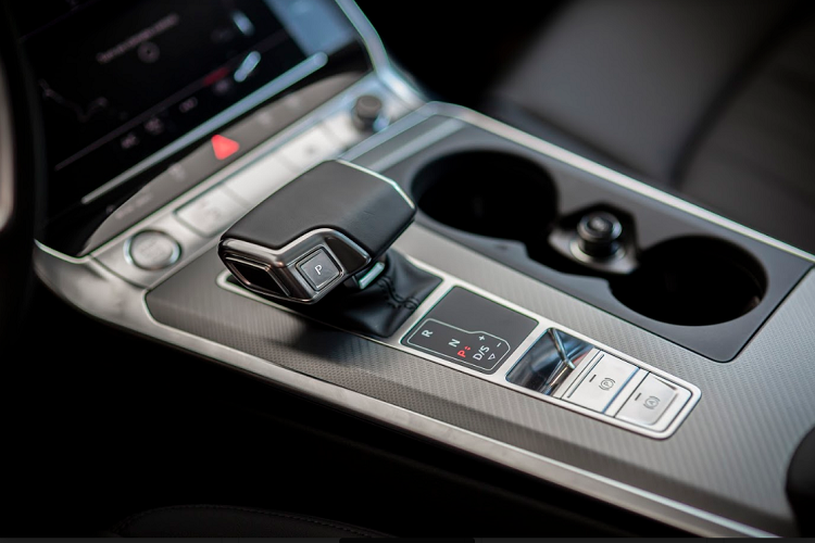 Kích thước xe tăng giúp không gian nội thất rộng rãi hơn. Khu vực để chân tăng thêm 17 mm, chiều dài khoang nội thất tăng thêm 21 mm và trần xe được nâng cao hơn 11 mm. Khoang nội thất sang trọng, tiện nghi với chất liệu chế tác từ da, mạ crom, gỗ,...