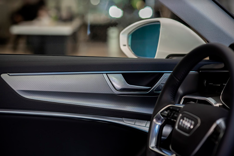 Ngoài ra, xe còn tích hợp hệ thống âm thanh Audi 10 loa vệ tinh, 6 kênh, 180 watt, Bluetooth, USB, kết nối dữ liệu cho hàng ghế sau. Ghế ngồi trên xe bọc da tổng hợp có tựa đầu. Ghế trước chỉnh điểm 8 hướng kèm chức năng sưởi. Ghế sau có thể gập theo tỷ lệ 40/20/40.