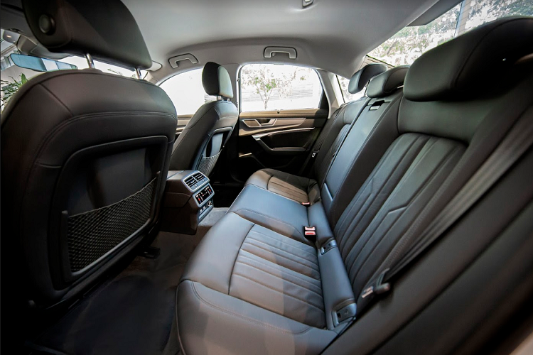 Những gia đình thường xuyên tổ chức đi chơi xa sẽ hài lòng về không gian chứa đồ có dung tích lên tới 530 lít. Cửa cốp có thể mở bằng cách chạm vào cản sau.