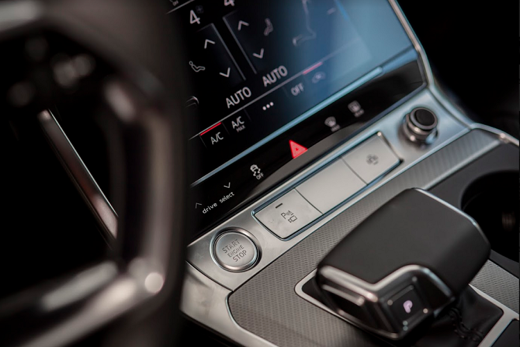 Tất cả các chị tiết bên trong khoang xe thiết kế tinh chuẩn, liền mạch giữa kiến trúc và vận hành. Trên bảng táp-lô là màn hình cảm ứng 8,8 inch HD phía trên và màn hình 8,6 inch phía dưới. Vô lăng 4 chấu thiết kế tương tự Audi A7 Sportback 2020, bọc da với những đường viền trắng sang trọng. Hệ thống nút bấm màu đen hoặc aluminium chạm rung phản hồi,...