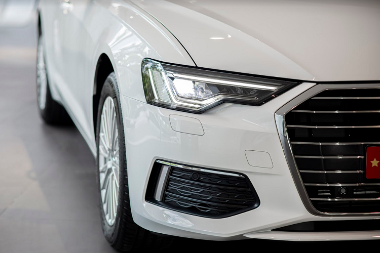 Cụ thể, chiều dài xe đạt 4.939 mm, tăng 7 mm. Chiều rộng đạt 1.886 mm, tăng 12 mm. Chiều cao đạt 1.457 mm, tăng thêm 2 mm. Chiều dài cơ sở đạt 2.924 mm, tăng 12 mm. Mẫu xe hơi này trang bị gói ngoại thất S-Line.