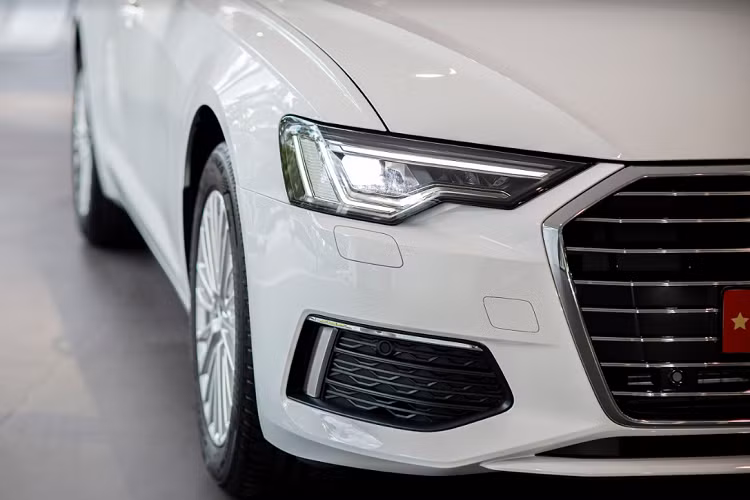 Cụ thể, chiều dài xe đạt 4.939 mm, tăng 7 mm. Chiều rộng đạt 1.886 mm, tăng 12 mm. Chiều cao đạt 1.457 mm, tăng thêm 2 mm. Chiều dài cơ sở đạt 2.924 mm, tăng 12 mm. Mẫu xe hơi này trang bị gói ngoại thất S-Line.