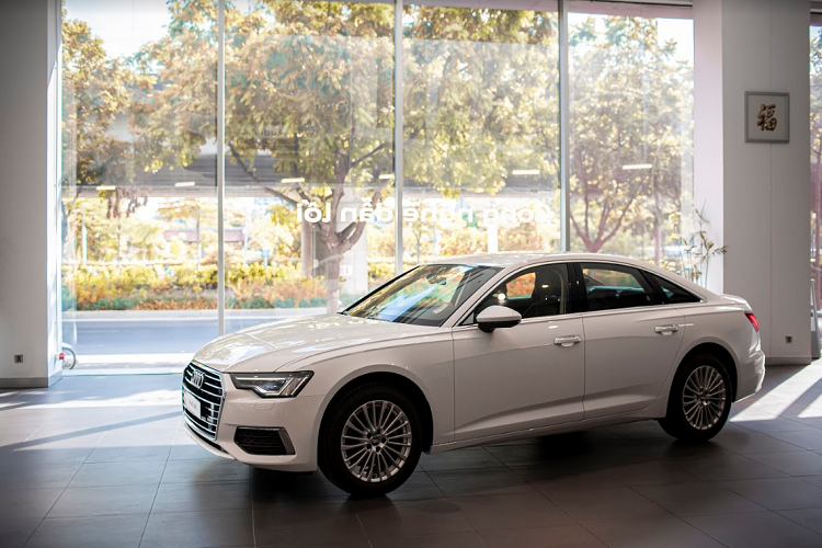 Audi A6 được sản xuất và lắp ráp tại nhà máy Audi khu vực Neckarsulm, Đức. Tại Việt Nam, Audi A6 2020 được hưởng chính sách bảo hành 3 năm không giới hạn số km. Trên thị trường, giá xe Audi A6 2020 từ 2,27 tỷ đồng, trực tiếp cạnh tranh với Mercedes E-Class và BMW 5-Series.