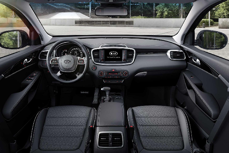 So với thế hệ thứ 2, Sorento thế hệ thứ 3 đã được thay đổi nội thất. Xe được trang bị màn hình 7 inch tiêu chuẩn hoặc 8 inch ở phiên bản cao cấp, hỗ trợ kết nối Apple CarPlay và Android Auto, âm thanh Bose hoặc Harman Kardon QuantumLogic, điều hoà tự động 2 vùng độc lập, phanh tay điện tử, cửa sổ trời toàn cảnh, cốp điện.