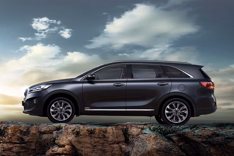 Sorento thế hệ thứ 3 đã chuyển sang sử dụng chung một nền tảng khung gầm với mẫu MPV 7 chỗ Kia Carnival/Sedona, nhờ đó cải thiện về kích thước tăng 95mm chiều dài cơ sở so với thế hệ trước đạt mức 2.780mm, đi cùng với (DxRxC) lần lượt: 4.800 x 1.890 x 1.685mm.