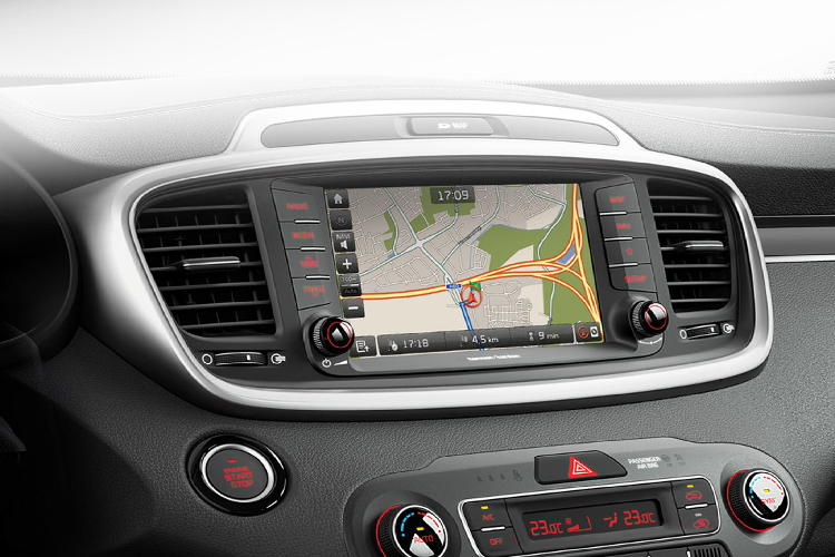 Phiên bản bán ra tại Philippines dùng màn hình cảm ứng 5” AM/FM Radio, CD, MP3, kết nối Aux-in &amp; USB/ iPod Ready, Bluetooth và 06 loa