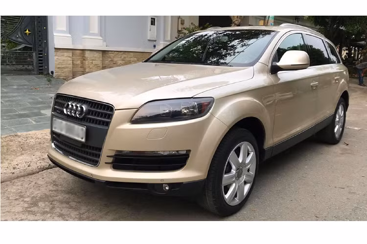 Chiếc xe sang Audi Q7 sản xuất năm 2007 này thuộc thế hệ Q7 thứ nhất. Theo thông tin rao bán, xe hiện tại đã lăn bánh được hơn 68.000 km và trong tình trạng hoàn hảo, chưa đâm đụng hay ngập nước.