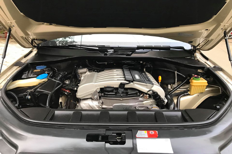 Chiếc Audi Q7 đời 2007 này thuộc phiên bản lắp động cơ V6 3.6L, đây lựa chọn động cơ xăng nhỏ nhất trên một chiếc Q7 đời đầu, và có giá bán rẻ hơn so với phiên bản dùng máy V8 4.2L, động cơ V6 3.6L FSI tạo ra công suất thấp hơn khoảng 20% so với động cơ V8 4.2L FSI.