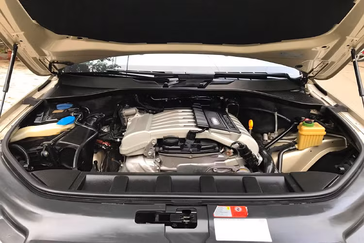 Chiếc Audi Q7 đời 2007 này thuộc phiên bản lắp động cơ V6 3.6L, đây lựa chọn động cơ xăng nhỏ nhất trên một chiếc Q7 đời đầu, và có giá bán rẻ hơn so với phiên bản dùng máy V8 4.2L, động cơ V6 3.6L FSI tạo ra công suất thấp hơn khoảng 20% so với động cơ V8 4.2L FSI.