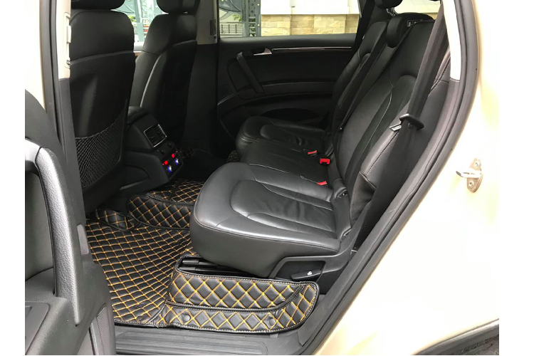 Audi Q7 đời đầu sở hữu kích thước (DxRxC) lần lượt: 5.086 x 2.177 x 1.737mm đi cùng với chiều dài cơ sở ở mức 2.177mm.