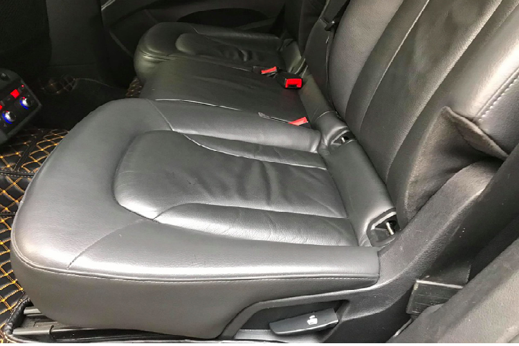 Mặc dù sở hữu chiều dài tổng thể của Q7 hơn khoảng 240mm so với Acura MDX thế hệ thứ 2, nhưng hàng ghế thứ ba của Q7 lại không phù hợp với người lớn như mẫu Acura MDX quen thuộc vang bóng một thời tại Việt Nam.