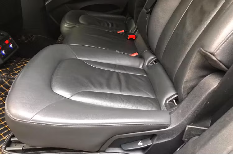 Mặc dù sở hữu chiều dài tổng thể của Q7 hơn khoảng 240mm so với Acura MDX thế hệ thứ 2, nhưng hàng ghế thứ ba của Q7 lại không phù hợp với người lớn như mẫu Acura MDX quen thuộc vang bóng một thời tại Việt Nam.