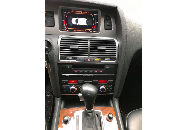 Giá xe Audi Q7 cũ này chỉ 650 triệu đồng, người mua số đông sẽ lựa chọn các mẫu sedan hạng B, C hay các dòng xe MPV 7 chỗ cỡ nhỏ mới. Tuy nhiên với những ai muốn trải nghiệm SUV hạng sang cỡ trung, đề cao sự an toàn, thương hiệu sang trọng, vận hành mạnh mẽ thì Audi Q7 đời cũ là một “ứng cử viên” sáng giá.