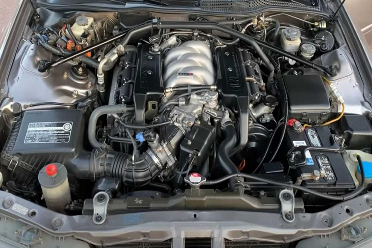 Chiếc Acura Legend LS 1994 trong bài viết này có kiểu dáng coupe được sở hữu bởi Tyson Hugie. Trong một video mới đăng tải trên YouTube, Hugie đã chúc mừng kỷ niệm 17 năm sở hữu xe và chia sẻ một vài chuyến phiêu lưu theo năm tháng, những con người mà anh ấy đã tương tác, và cả những nơi mà anh ấy từng đặt chân. Đó là một câu chuyện dài và thú vị.