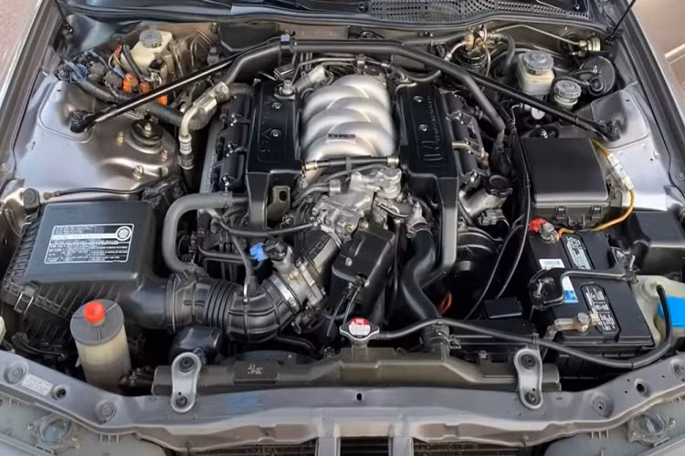 Chiếc Acura Legend LS 1994 trong bài viết này có kiểu dáng coupe được sở hữu bởi Tyson Hugie. Trong một video mới đăng tải trên YouTube, Hugie đã chúc mừng kỷ niệm 17 năm sở hữu xe và chia sẻ một vài chuyến phiêu lưu theo năm tháng, những con người mà anh ấy đã tương tác, và cả những nơi mà anh ấy từng đặt chân. Đó là một câu chuyện dài và thú vị.