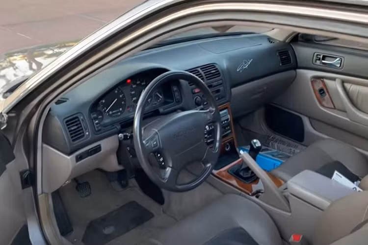 Hôm nay, chúng ta sẽ lại có thêm một câu chuyện truyền cảm hứng về một chiếc xe Acura Legend LS cũ đã đi được 572.750 đặm (tương đương 921.751 km) và trông gần như vẫn mới nguyên.