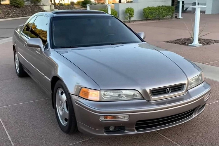 Đây không phải là lần đầu tiên chúng ta đến với một câu chuyện về một chiếc xe Acura Legend LS đời 1994 có tuổi thọ bền vững, chạy hàng mấy trăm nghìn thậm chí cả triệu km mà vẫn sống, tuy nhiên mỗi câu chuyện luôn mang tới những điều lý thú khác biệt.