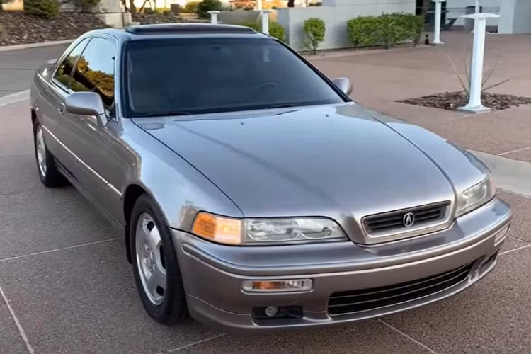 Đây không phải là lần đầu tiên chúng ta đến với một câu chuyện về một chiếc xe Acura Legend LS đời 1994 có tuổi thọ bền vững, chạy hàng mấy trăm nghìn thậm chí cả triệu km mà vẫn sống, tuy nhiên mỗi câu chuyện luôn mang tới những điều lý thú khác biệt.