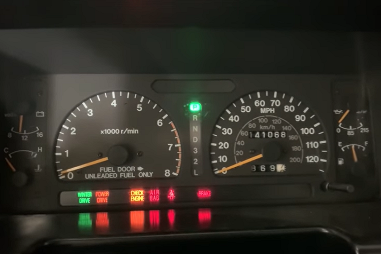 Thế nhưng tất nhiên, điểm mọi người quan tâm hơn cả ở đây chính là chiếc xe. Hugie đã mua chiếc xe từ Las Vegas hồi năm 2003 khi nó vốn đã có khoảng 95.000 dặm (tương đương 152.887 km).