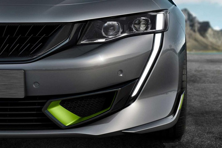 Tiếp đến là chế độ lái Comfort, có tác dụng "làm mềm" hệ thống treo, mang đến trải nghiệm lái thoải mái hơn cho người điều khiển. Trái ngược với chế độ Comfort là chế độ Sport, mang đến cảm giác lái thể thao hơn và có hệ thống giảm âm thanh động cơ. Cuối cùng là chế độ 4WD, cung cấp khả năng bám đường tối đa, phù hợp với đường trơn trượt. Chưa hết, Peugeot 508 PSE 2021 còn được trang bị cụm pin 11,5 kWh, sạc đầy trong 7 tiếng đồng hồ bằng nguồn điện dân dụng. Nếu chủ xe dùng hệ thống sạc gắn trên tường, thời gian sạc sẽ giảm xuống còn 2 tiếng đồng hồ.