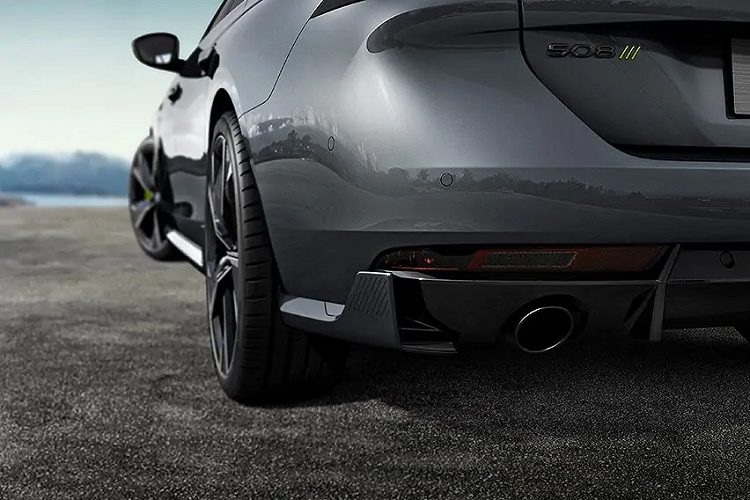 Bước vào bên trong Peugeot 508 PSE 2021, người lái được chào đón bằng không gian nội thất bọc da Nappa và Alcantara cao cấp màu xám với những điểm nhấn màu xanh cốm Kryptonite tương tự ngoại thất. Ngoài ra, mẫu xe cỡ trung này còn có bảng đồng hồ kỹ thuật số, màn hình hiển thị thông tin kính lái, màn hình cảm ứng 10 inch của hệ thống thông tin giải trí, hệ thống âm thanh Focal và tính năng mát-xa ở ghế lái.