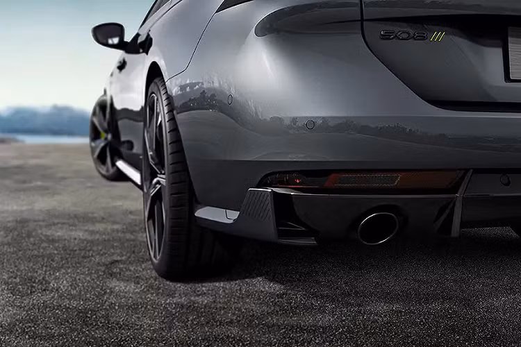 Bước vào bên trong Peugeot 508 PSE 2021, người lái được chào đón bằng không gian nội thất bọc da Nappa và Alcantara cao cấp màu xám với những điểm nhấn màu xanh cốm Kryptonite tương tự ngoại thất. Ngoài ra, mẫu xe cỡ trung này còn có bảng đồng hồ kỹ thuật số, màn hình hiển thị thông tin kính lái, màn hình cảm ứng 10 inch của hệ thống thông tin giải trí, hệ thống âm thanh Focal và tính năng mát-xa ở ghế lái.