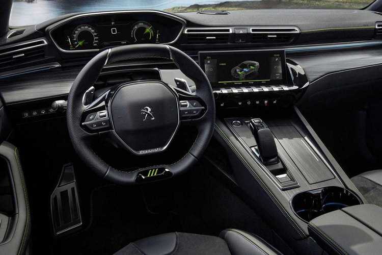 Khi điều khiển Peugeot 508 PSE 2021, tài xế có thể chọn 1 trong 5 chế độ lái, bao gồm Electric, Comfort, Hybrid, Sport và 4WD. Trong đó, chế độ Electric chỉ sử dụng mô-tơ điện, giúp xe chạy được quãng đường tối đa 42 km ở trạng thái hoàn toàn tĩnh lặng. Ngược lại, ở chế độ Hybrid, Peugeot 508 PSE 2021 sẽ dùng cả mô-tơ điện và động cơ xăng, giúp tối ưu hóa khả năng tiết kiệm nhiên liệu.