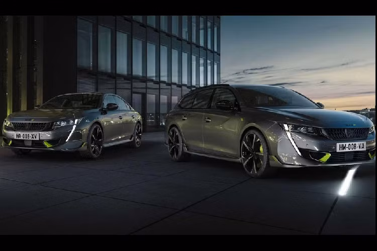 Đúng như danh hiệu trên, mẫu xe sedan Peugeot 508 PSE 2021 được trang bị hệ truyền động plug-in hybrid, bao gồm máy xăng 4 xi-lanh, tăng áp, dung tích 1,6 lít và 2 mô-tơ điện nằm trên 2 trục. Thêm vào đó là hộp số tự động 8 cấp và hệ dẫn động 4 bánh.