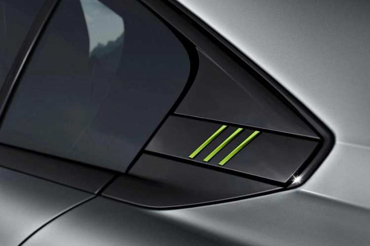 Bên ngoài, Peugeot 508 PSE 2021 có 3 tùy chọn màu sơn là xám, trắng và đen. Trên xe còn có những điểm nhấn màu xanh Kryptonite như dấu hiệu nhận biết cho phiên bản tiết kiệm xăng hơn của dòng Peugeot 508. Thêm vào đó là bộ body kit khí động lực học, cánh gió trước, bộ khuếch tán sau và bộ vành 20 inch đi với lốp Michelin Pilot Sport 4S.