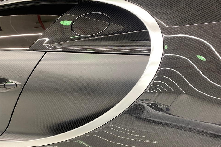 Chiếc siêu xe triệu đô Bugatti Chiron rao bán với doanh nhân Việt còn sở hữu bộ áo sợi carbon rất đắt tiền và rõ ràng, với ngoại thất độc đáo này, giá trị chiếc xe Bugatti Chiron này phải cao hơn giá bán xe tiêu chuẩn khá nhiều. Ngoài sợi carbon trần ở ngoại thất, chiếc siêu xe triệu đô Bugatti Chiron này còn có bộ mâm đa chấu kép mạ crôm sáng bóng, kẹp phanh xe sơn màu tối. Một số chi tiết ở ngoại thất như viền hốc gió trước, viền lưới tản nhiệt hay viền chữ C nằm ngang bên hông xe cũng được mạ crôm.