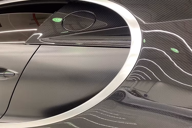 Chiếc siêu xe triệu đô Bugatti Chiron rao bán với doanh nhân Việt còn sở hữu bộ áo sợi carbon rất đắt tiền và rõ ràng, với ngoại thất độc đáo này, giá trị chiếc xe Bugatti Chiron này phải cao hơn giá bán xe tiêu chuẩn khá nhiều. Ngoài sợi carbon trần ở ngoại thất, chiếc siêu xe triệu đô Bugatti Chiron này còn có bộ mâm đa chấu kép mạ crôm sáng bóng, kẹp phanh xe sơn màu tối. Một số chi tiết ở ngoại thất như viền hốc gió trước, viền lưới tản nhiệt hay viền chữ C nằm ngang bên hông xe cũng được mạ crôm.
