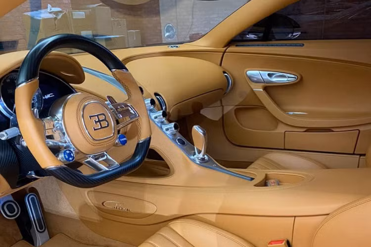 Để có thể giúp "ông hoàng tốc độ" Bugatti Chiron đạt tốc độ tối đa, đại gia Campuchia cần phải chuyển sang chế độ chạy là Top Speed và vẫn phải sử dụng chìa khoá riêng tương tự như hãng siêu xe Pháp đã làm với "đàn anh" là Veyron.